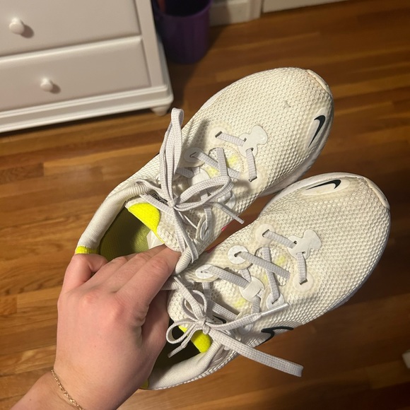 Women’s Nike Renew sneakers - Picture 2 of 5